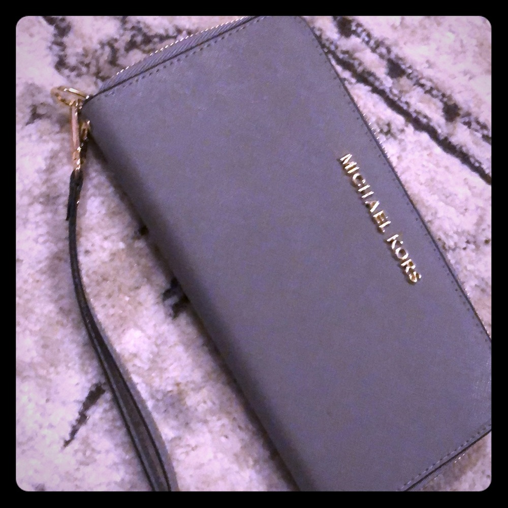 New! Michael Kors Wrislet Wallet! Gray and Gold